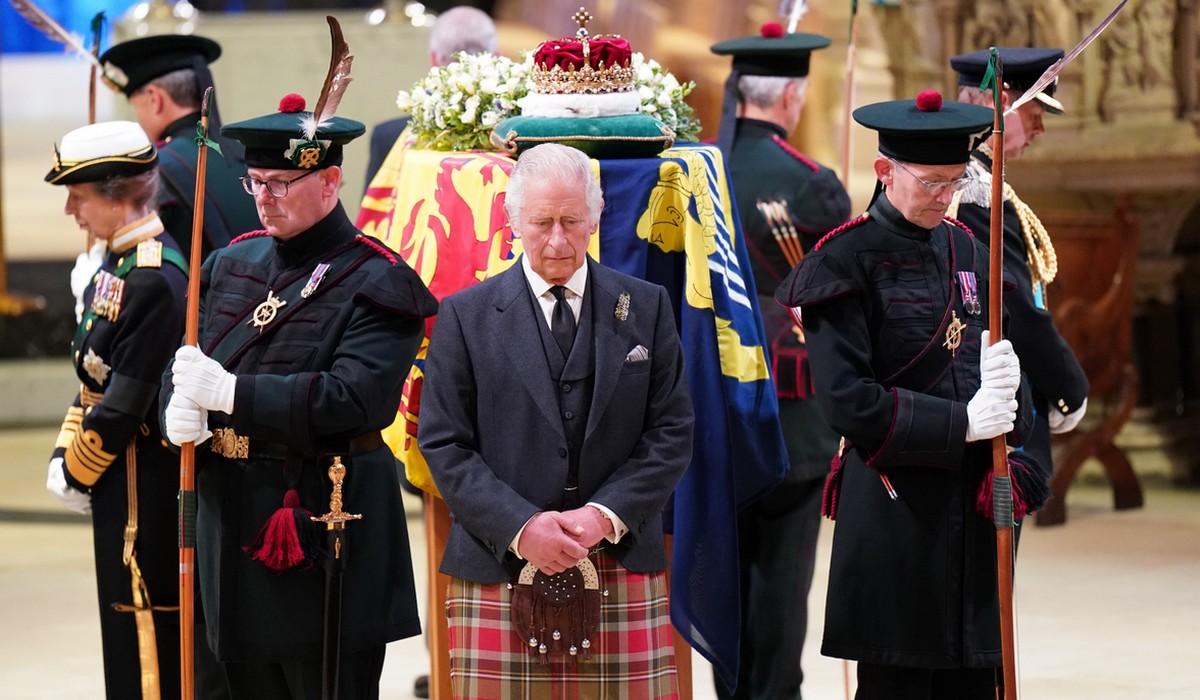 Wedle Zwyczaju Król Rozpoczynał Rządy Od Rozstrzygnięcia Spraw Sądowych Król Karol III zaczyna rządy od licznych zwolnień pracowników
