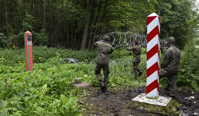 Grzybowszczyzna kolo Usnarza Górnego, wojsko uklada drut kolczasty wzdłóż granicy polsko-białoruskiej, 21.08.2021r., fot. East News