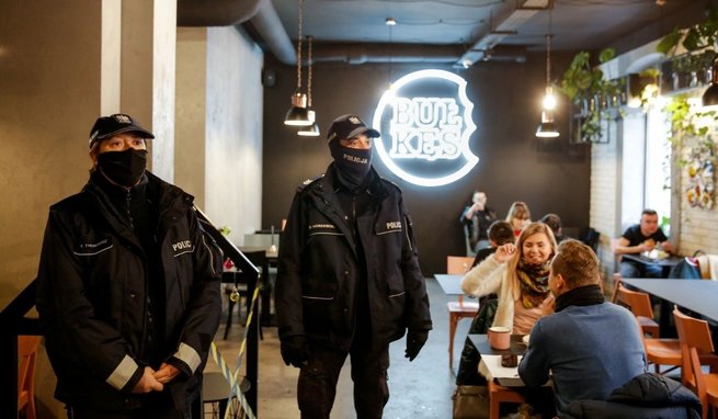 Kontrola sanitarna w towarzystwie policji w restauracji w Katowicach, 15.01.2021, fot. East News