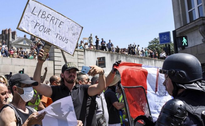 Protesty przeciwko obostrzeniom ws. szczepień we Francji, 17.07.2021r., fot. East News