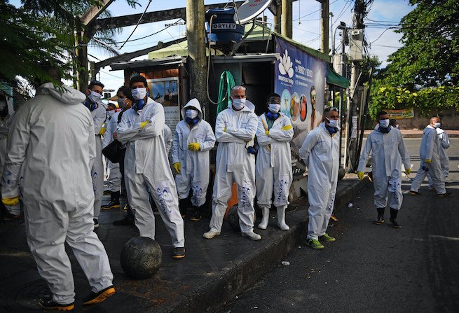 Pracownicy sanitarni szykują się do odkażania faweli Vidigal w Rio de Janeiro, 22.04.2020. Fot. EastNews
