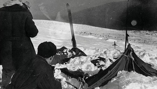 fot. Uczestnicy akcji ratunkowej na Przełęczy Diatłowa z odnalezionym na zboczu namiotem uczestników wyprawy, luty 1959 r.