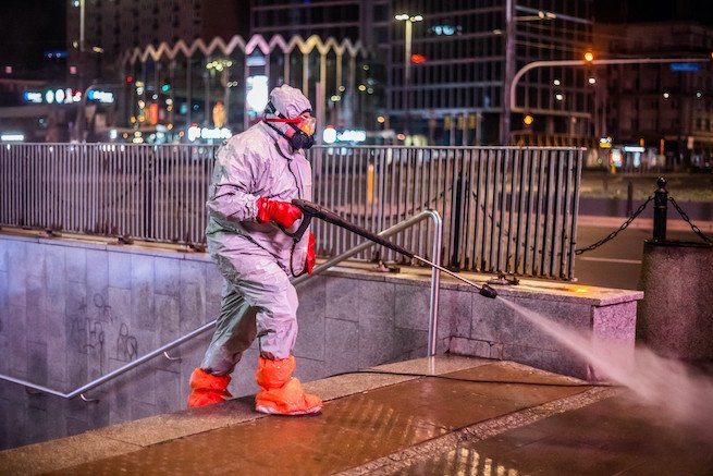 Warszawa, 07.04.2020, nocna dezynfekcja przejścia podziemnego i przystanków przy Rondzie Dmowskiego. Fot. EastNews