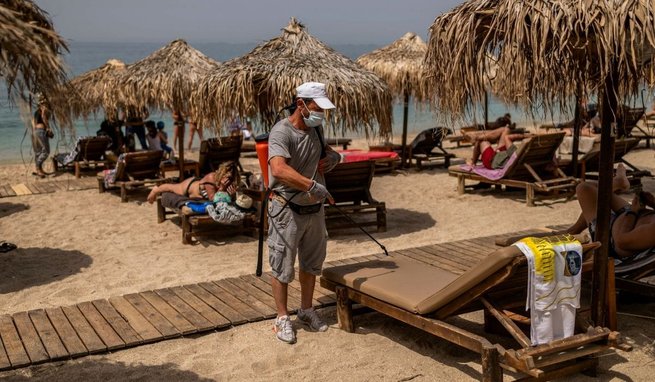 Dezynfekcja leżaków na plaży w Atenach, fot. East News