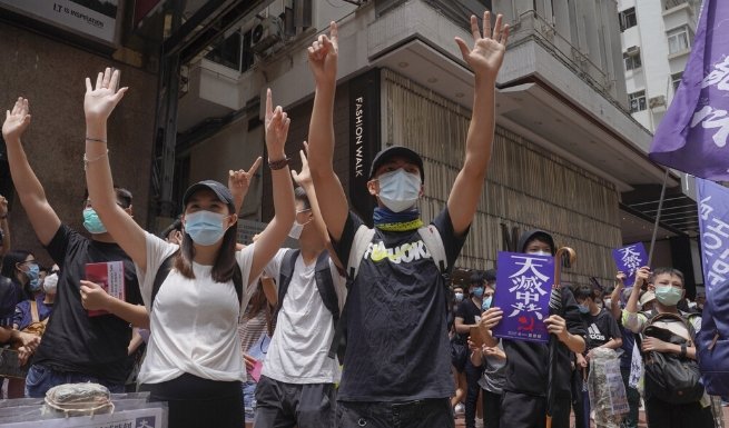 Gest wyrażający hasło "Five demands - not one less" stał się jednym z symboli protestów w Hong Kongu.