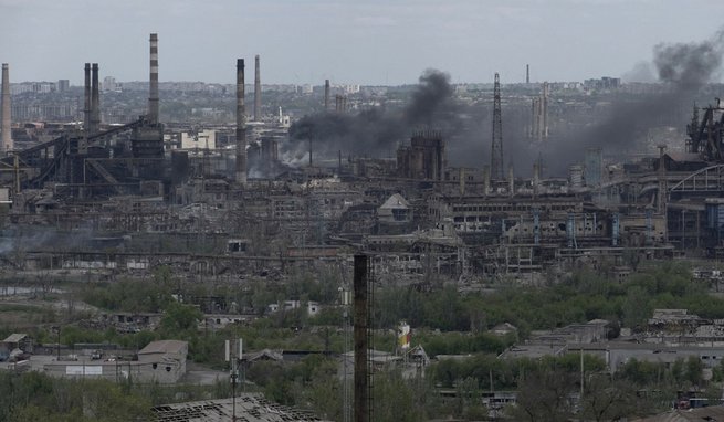 Widok na hutę stali Azowstal w Mariupolu, 10 maja 2022 roku, fot. East News
