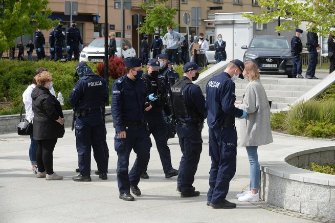 Pogrzeb brutalnie zamordowanej 16-letniej Kornelii. N/z akcja przeciw przemocy na Skwerze Kisiela, po pogrzebie nastolatki, fot. East News