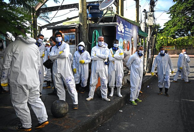 Ekipa odkażająca fawelę w Rio de Janeiro / fot. East News