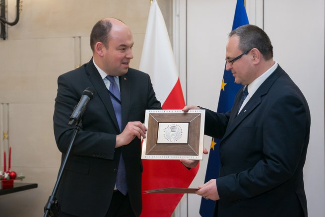 Wiceminister Jan Dziedziczak wręcza Sławomirowi Kowalskiemu nagrodę "konsula roku 2016"/ fot. MSZ
