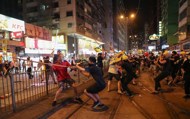 North Point: grupę demonstrantów ubranych na czarno zaatakowała grupa mężczyzn. Takich walk było dziś w Hong Kongu kilkadziesiąt.