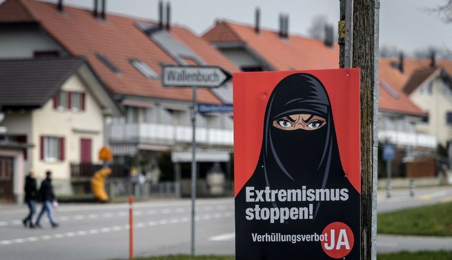 Plakat kampanii, popierający inicjatywę "zakazu noszenia burki", 07.03.2021r. Biberen, fot. East News