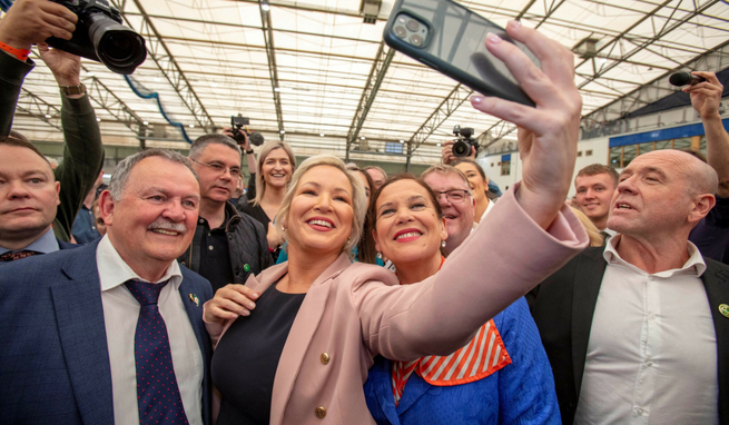 fot. East News / Wicepremier Irlandii Północnej Michelle O'Neill robi selfie z przewodniczącą partii Sinn Fein Mary Lou McDonald
