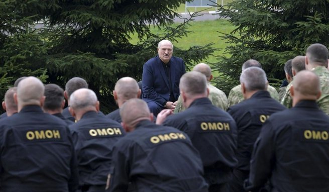 Aleksander Łukaszenka podczas spotkania z funkcjonariuszami OMON-u, Mińsk, 21.08.2020, fot. East News