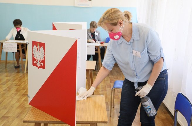 Wybory uzupełniające do rady miejskiej w Bemowie Piskim, 22.03.2020 r., fot. East News