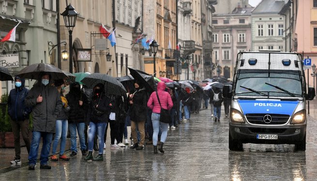 Kolejka do mobilnego punktu szczepień na Rynku Głównym w Krakowie / fot. East News