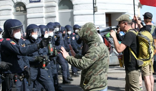 Protest przeciwników obostrzeń w Wiedniu, fot. East News
