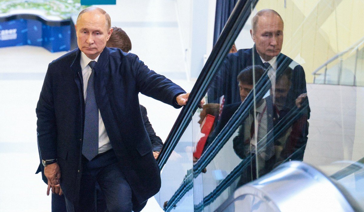 Władimir Putin w drodze na spotkanie z przewodniczącym Rady Administracji Państwowej Myanmaru starszym generałem Min Aung Hlaingiem we Władywostoku, 07.09.2022, fot. East News