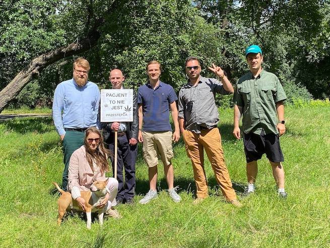 Pan Marian z działaczami stowarzyszenia Wolne Konopie / fot. Facebook