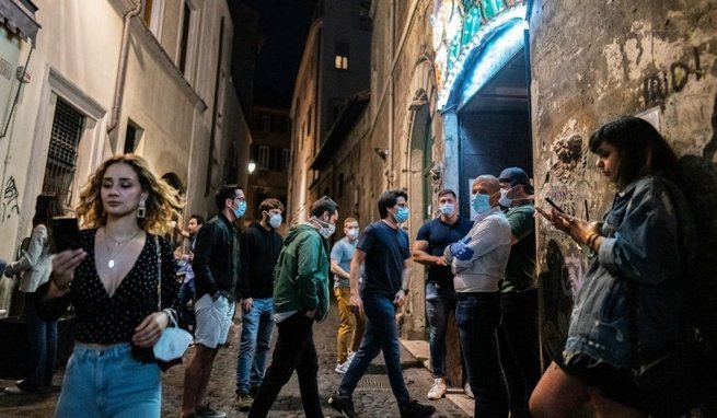 Kolejka przed klubem na Piazza del Fico, Rzym, 23.05.2020, fot. East News