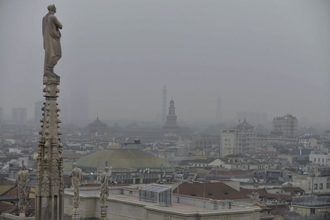 Smog w Mediolanie. Stolica Lombardii od lat znajduje się w rankingu najbardziej zanieczyszczonych miast świata. Fot. EastNews.
