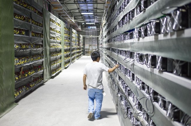 fot. East News. Kopania bitcoinów w Chinach. W obiekcie znajduje się około 10 000 superkomputerów.