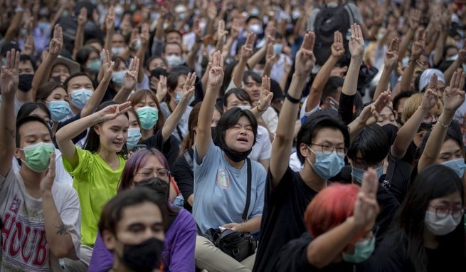 Protest w Bangkoku, 15.10.2020, fot. East News.