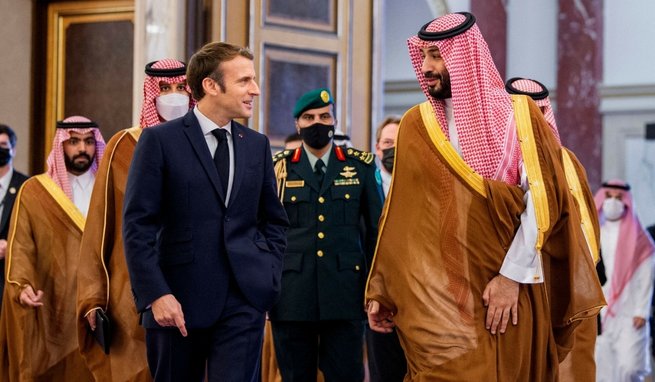 Emmanuel Macron I Mohammed bin Salman w Arabii Saudyjskiej, 04.12.2021, fot. AFP/Saudi Royal Pałace/Bandar Al-Jaloud / East News