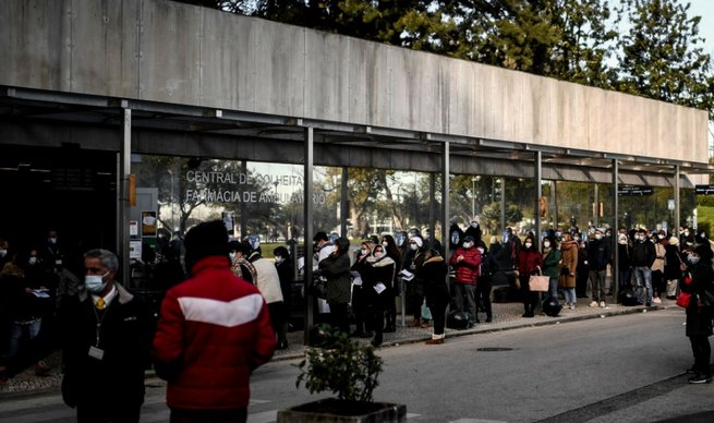 Pacjenci stojący w kolejce przed szpitalem Santa Maria w Lizbonie, 7 stycznia 2021 r., fot. East News