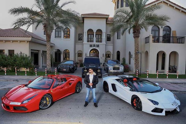 22-letni Mohammad Makhlouf przed swoją rezydencją w Dubaju.