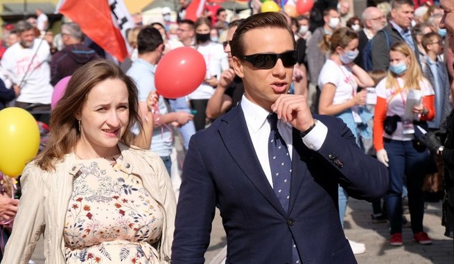 Krzysztof Bosak z żoną Kariną na Marszu dla Życia i Rodziny, fot. East News