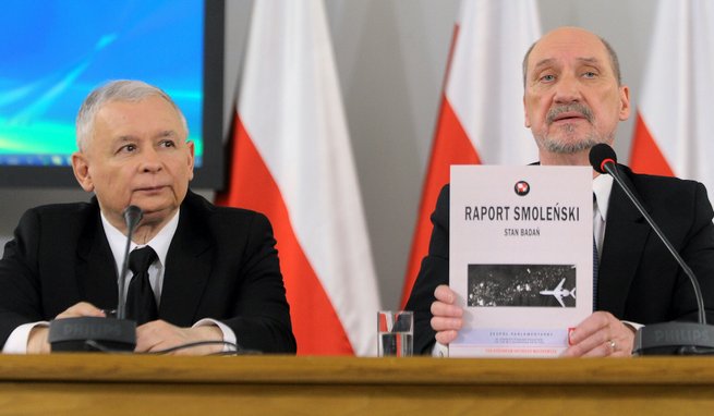 Jarosław Kaczyński i Antoni Macierewicz podczas posiedzenia zespołu parlamentarnego, 10.04.2013, fot. East News