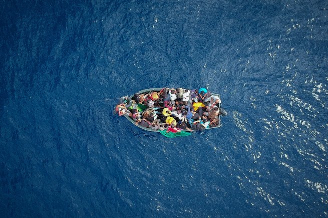 Łódź z imigrantami przepływającymi przez Cieśninę Gibraltarską - East News